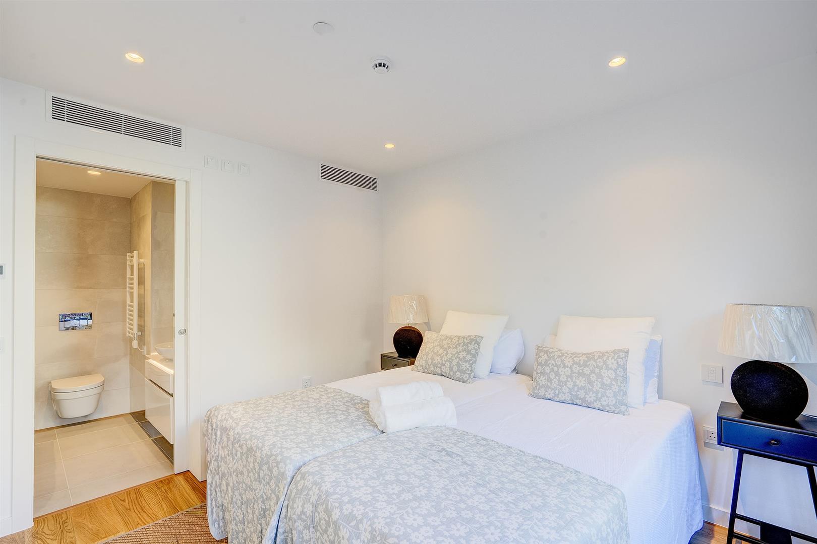 Image of House - 5 Bedrooms - 6 Bathrooms for Sale in North Gorge-Gibraltar, Image 27